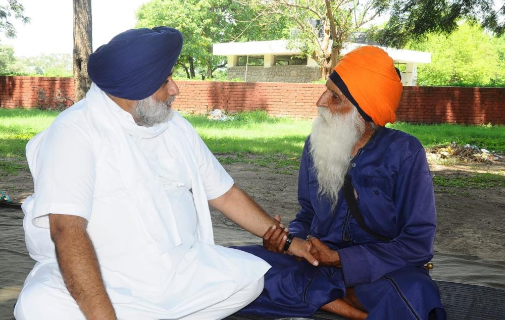 The Weekend Leader - Sukhbir interacts with elderly protester to support farmers cause